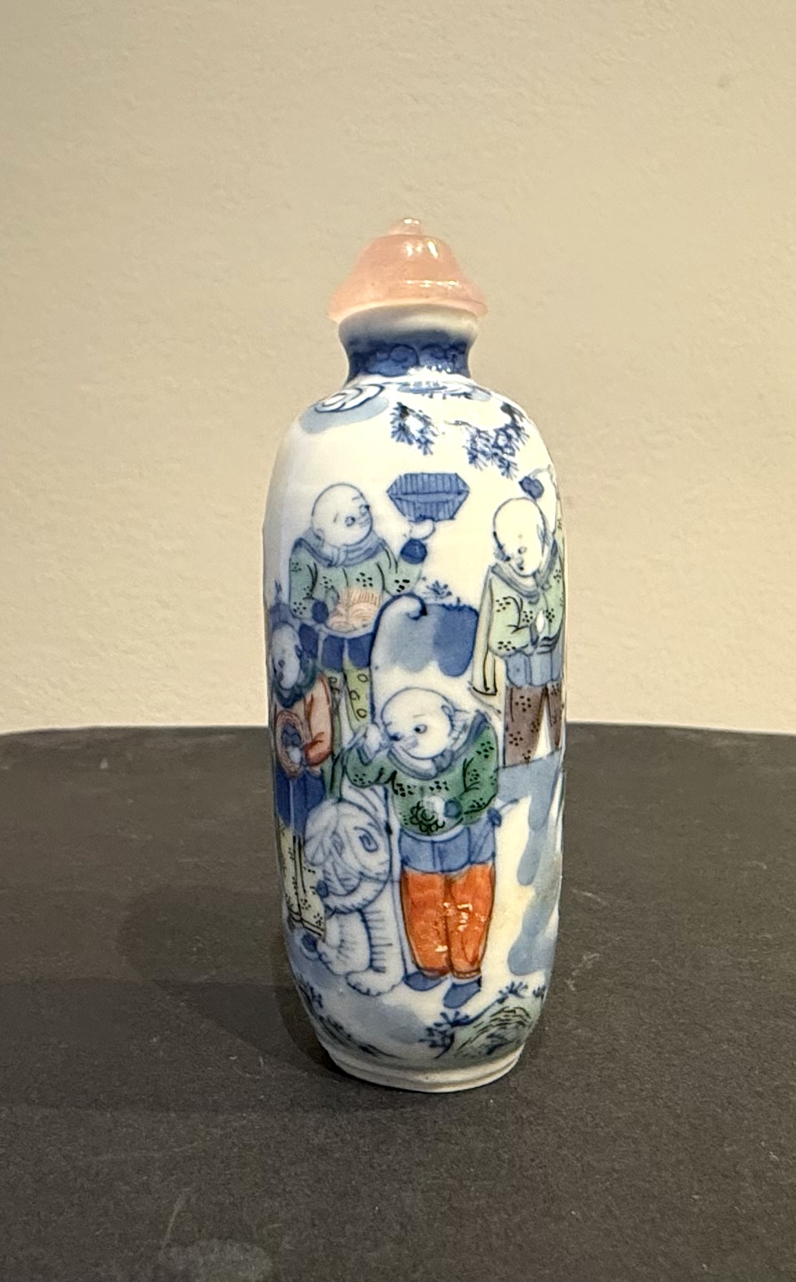 Doucai-style porcelain snuff bottle with a decor of eight characters (Europeans) bringing presents to the Emperor of China - Yongzheng mark - China 1800/1850